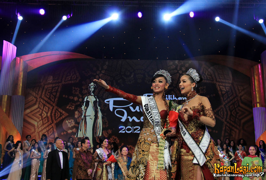 2012 | MISS UNIVERSE | OLIVIA CULPO - Page 40 Wulandari_herman_putri_indonesia_dan_miss_universe_olivia_culpo_puteri_indonesia_2012_2013_di_jcc_jakarta_01022013_agus-20130202-012-agus