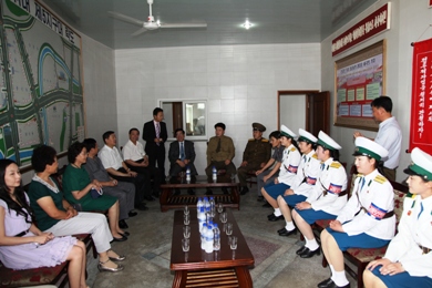 Pyongyang Traffic Ladies meet the new Chinese Ambassador  - 2010 W020100730533411675536