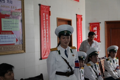 Pyongyang Traffic Ladies meet the new Chinese Ambassador  - 2010 W020100730533411680927