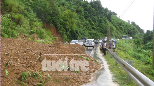 Trực thăng cứu dân vùng 'rốn lũ' Tto_tructhangronlu12