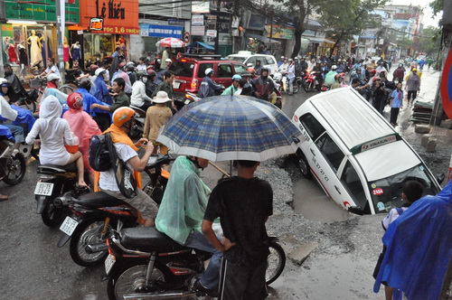 Taxi lọt 'hố trâu' Tto_xelothotrau03