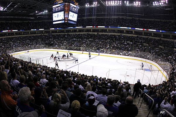 Winnipeg Jets - Page 19 Fans_welcome_winnipeg_jets_back_with_deafening_roar