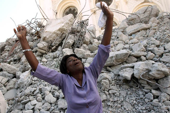 Las fotos del año 2010 Una-mujer-se-lamenta-por-la-cat%C3%A1strofe-del-terremoto-de-Hait%C3%AD-Win-McNamee-Getty-Images