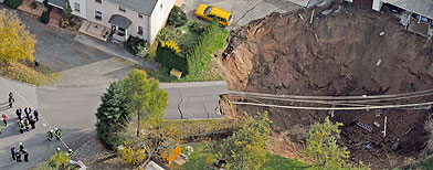 Un trou géant à trois heure du matin en Allemagne Sinkhole-pd