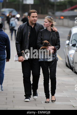 ¿Cuánto mide Lara Stone? - Altura - Real height 29february-london-david-walliams-and-wife-lara-stone-out-and-about-emwgj8