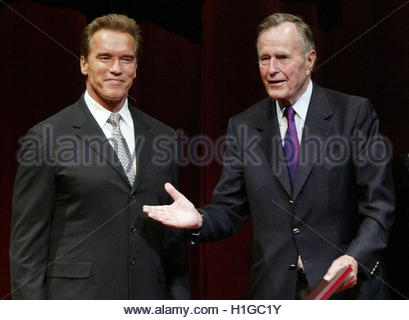 ¿Cuánto mide George H. W. Bush? - Real height California-governor-arnold-schwarzenegger-l-stands-with-former-president-h1gc1y