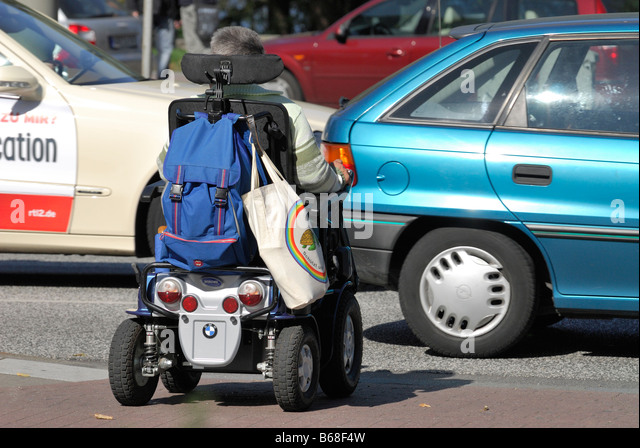 Zašto su žene u vrijeme komunizma imale bolji seks? A-man-crosses-the-road-seating-in-invalid-carriage-bmw-hamburg-germany-b68f4w