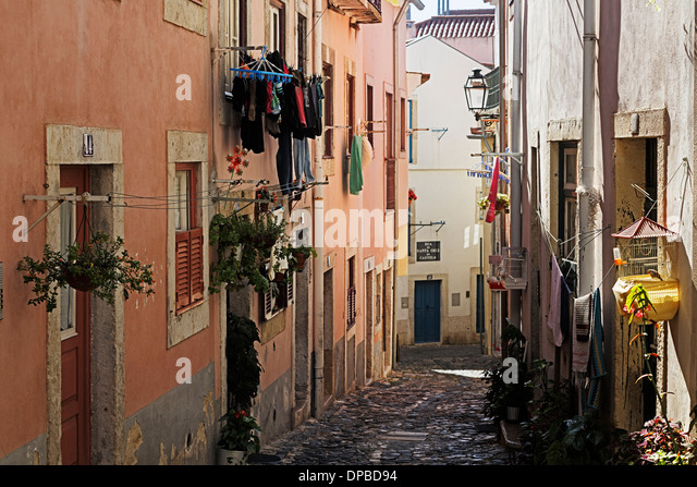 TransSintra 8 Julho 2017 - Página 2 Portugal-lisbon-alfama-view-to-rua-de-santa-cruz-do-castelo-dpbd94