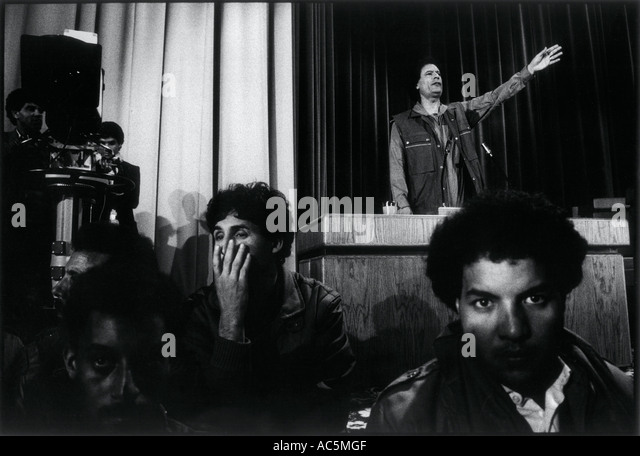 صور حصرية للزعيم الليبي معمر القذافي Muammar-gaddafi-president-of-libya-at-an-indoor-rally-in-tripoli-security-ac5mgf