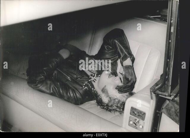 Johnny Hallyday - Page 16 Nov-15-1967-johnny-halliday-passes-out-in-back-of-rolls-royce-e0xtxj