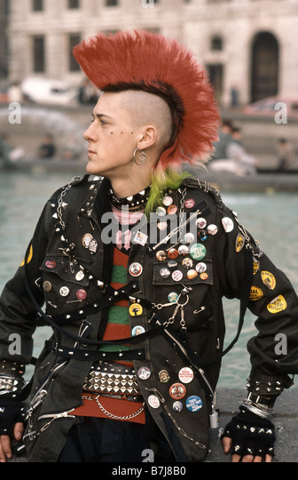 Le cimetière Punk-boy-from-the-early-1980s-stands-in-front-of-trafalgar-square-b7j8b0