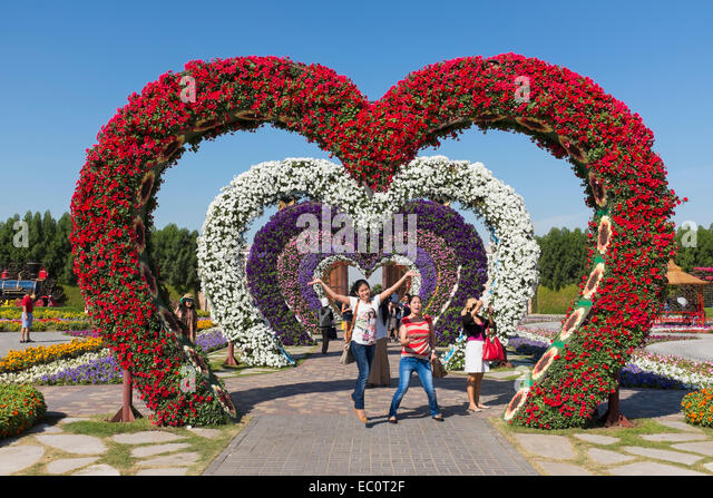 Donde estas corazón. - Página 3 Flower-covered-love-heart-arches-at-miracle-garden-the-worlds-biggest-ec0t2f