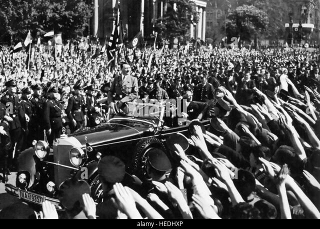 Dragoj braci.pozdrav Adolf-hitler-1889-1945-receiving-the-facist-sieg-heil-salute-at-a-hedhxp