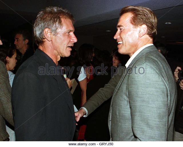 ¿Cuánto mide Harrison Ford? - Altura - Real height Actor-harrison-ford-l-talks-with-fellow-actor-arnold-schwarzenegger-gryj50