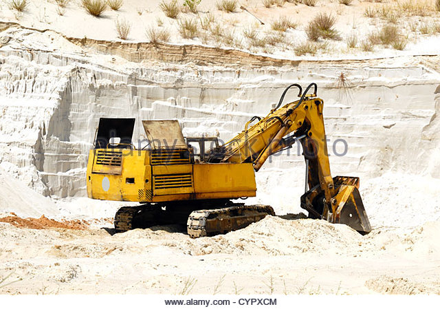 vecchi mezzi minerari Old-yellow-dredge-in-sandy-to-career-cypxcm