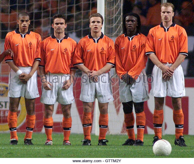 Hilo de la selección de Holanda Undated-file-photo-dutch-players-l-r-michel-reiziger-marc-overmars-gttm2y
