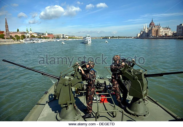 HRVATSKA PLANIRA INVAZIJU PREKO DUNAVA - Page 4 Epa03868780-cannon-gunners-of-the-hungarian-army-secure-a-boat-trip-degetd