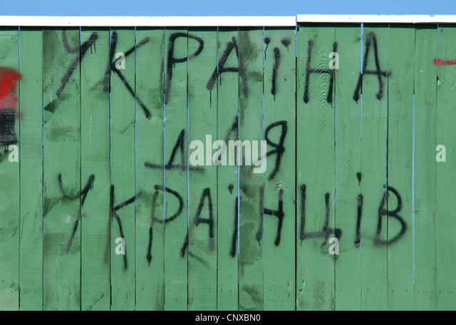 "Travnà est Kolozistanaise" Nationalist-street-graffiti-ukraine-for-ukrainians-in-kiev-ukraine-cnxbn0