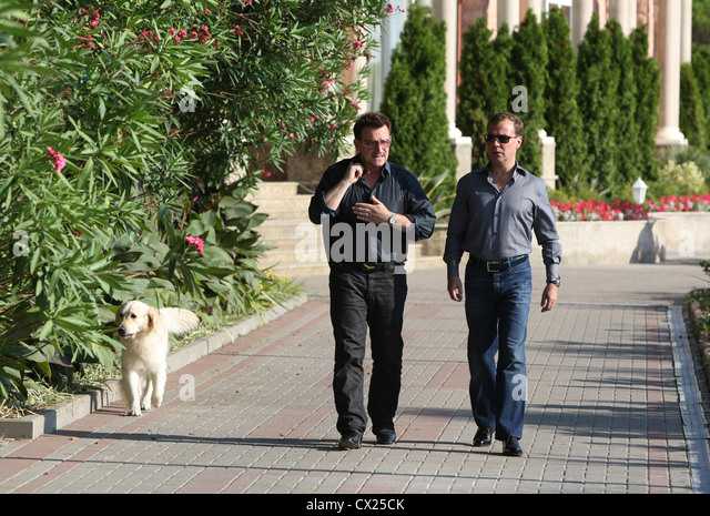 ¿Cuánto mide Bono? (U2) - Altura - Real height Sochi-russia-august-24-2010-president-of-russia-dmitry-medvedev-r-cx25ck