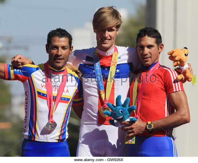National Championships 2011   - Page 4 Cyclists-marc-de-maar-c-of-netherlands-antilles-poses-at-the-podium-gw926x