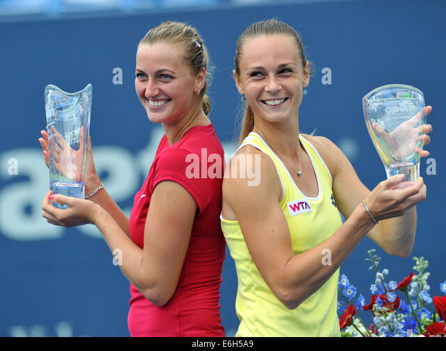 ¿Cuánto mide Petra Kvitova? - Real height New-haven-ct-usa-wimbledon-champion-petra-kvitova-cze-left-and-magdalena-e6h5a9