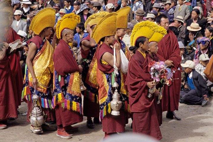 avec - Que risque-t-on à "commercer" avec des démons? - Page 5 Gelugpa_Gyantse_01