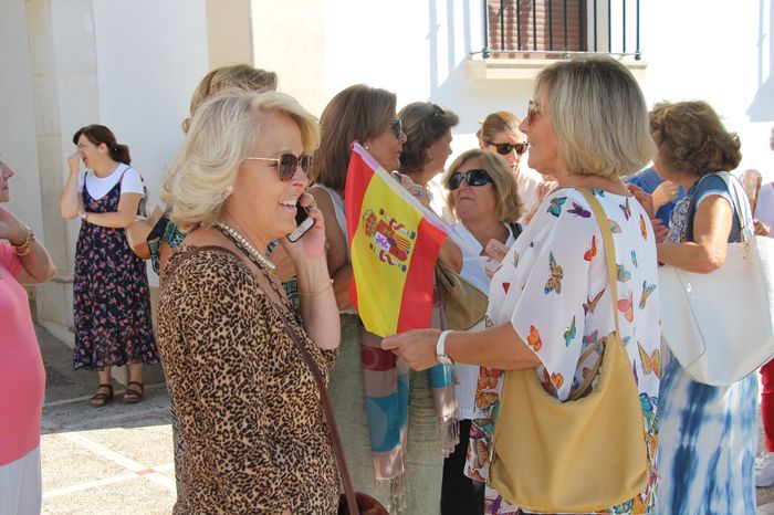 democracia - Cinco ciudadanos se concentran en la plaza del Ayuntamiento "en defensa de la unidad de España" IMG_5734_redi