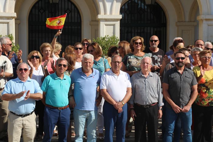 España - Cinco ciudadanos se concentran en la plaza del Ayuntamiento "en defensa de la unidad de España" IMG_5746_redi