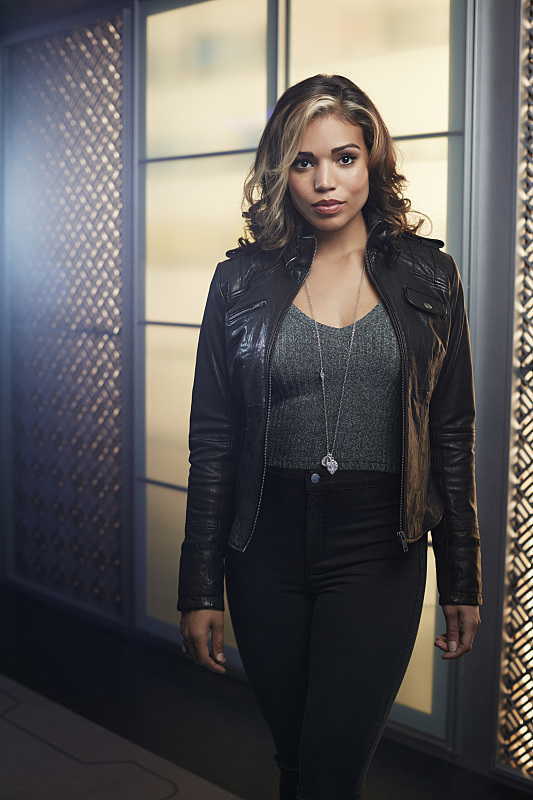 LEGENDS OF TOMORROW ( série TV dérivée de Flash et Arrow ) - Page 2 Legends-of-tomorrow-promo-cast-photo-ciara-renee