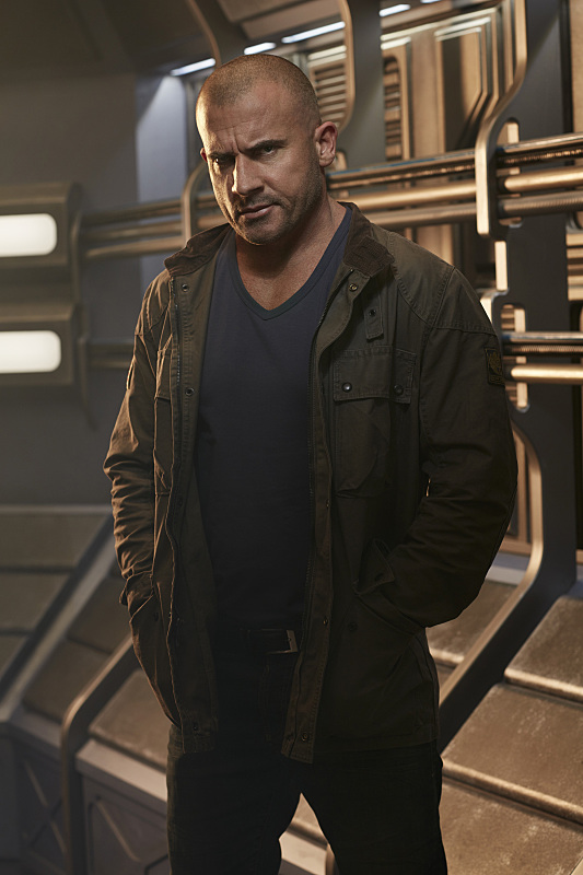 LEGENDS OF TOMORROW ( série TV dérivée de Flash et Arrow ) - Page 2 Legends-of-tomorrow-promo-cast-photo-dominic-purcell