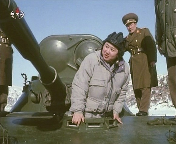 ORIGEN Y CONSECUENCIAS DE LA III GUERRA MUNDIAL Y ATÓMICA (1) - Página 3 Kim-jong-un-inspects-a-tank-data-580x475