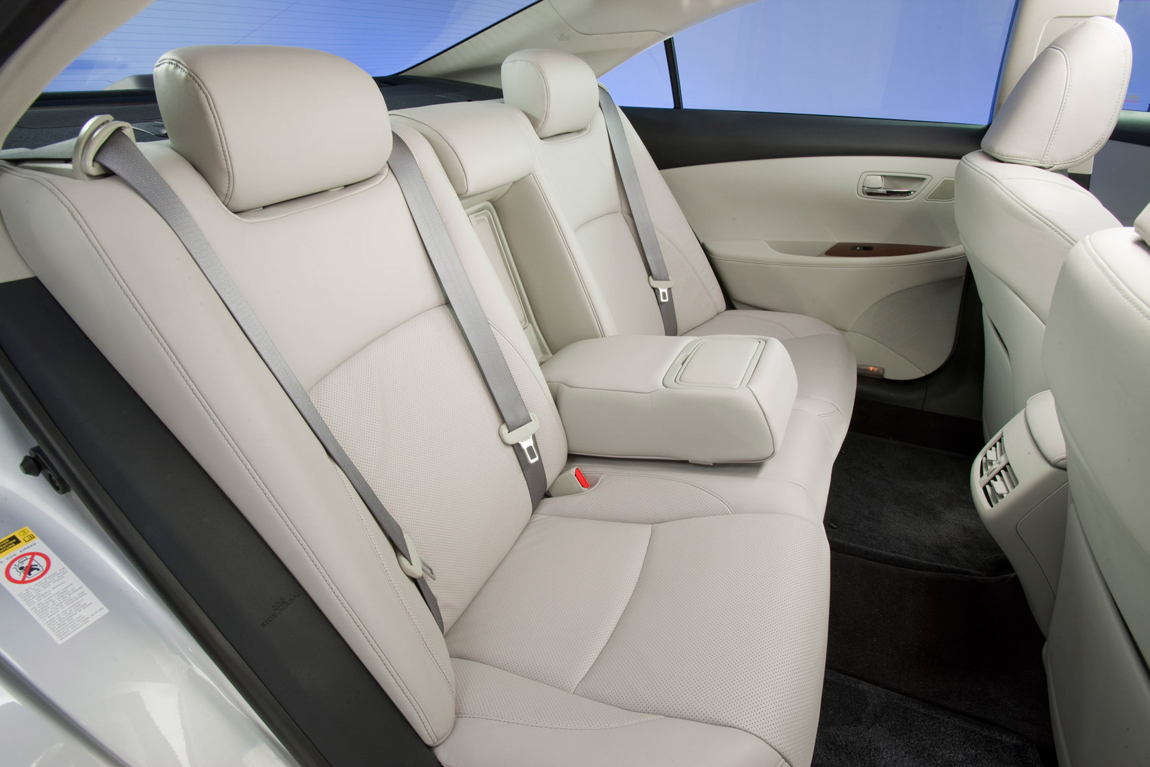  تقرير شامل عن الرائعة:2010 Lexus ES 350   2010-lexus-es-350-official-24