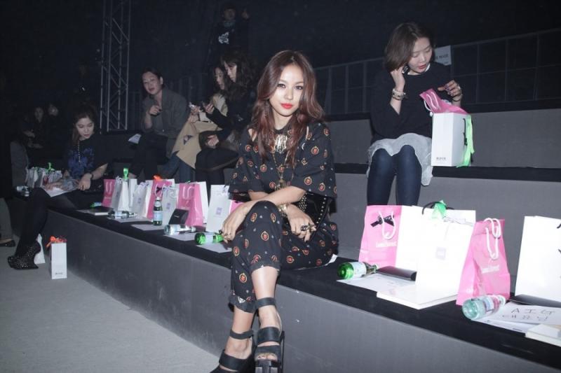 [Pics][27.03.13] Dự "F/W 2013 Seoul Fashion Week" của nhà thiết kế Steve J & Yoni P 86_7_e15f72316b89807