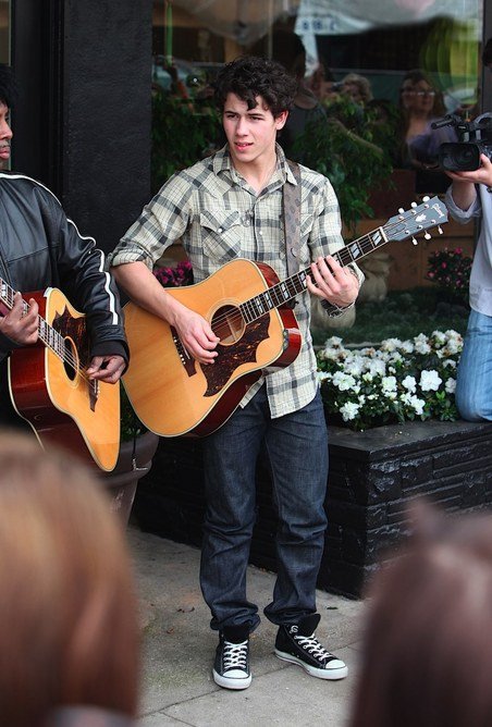 Nick Jonas Lanza "Who I Am" con sus Fans! [Fotos] Gallery_main-nick-jonas-fotos09