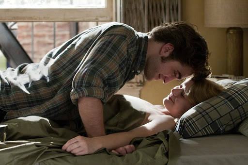 Robert Pattison con Emily en Remember me Robert-pattinson-emilie-de-ravin-charismatic-02