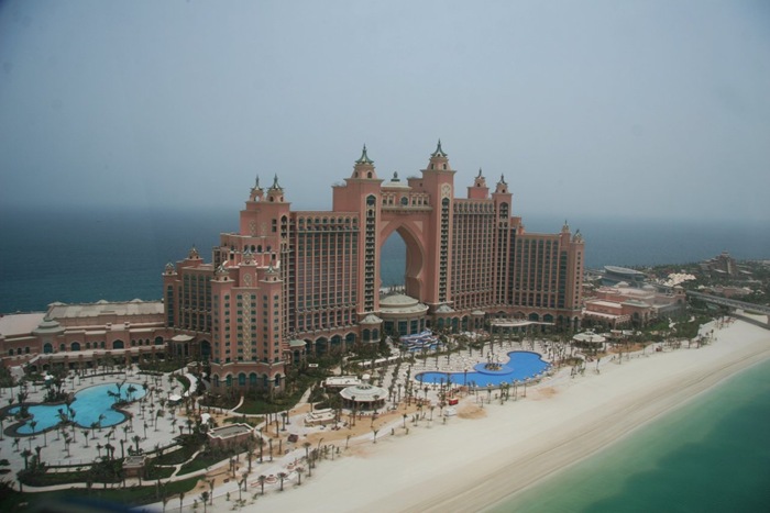 33 สิ่งก่อสร้างที่แปลกที่สุดในโลก  27-33-Worlds-Top-Strangest-Buildings-atlantis-dubai