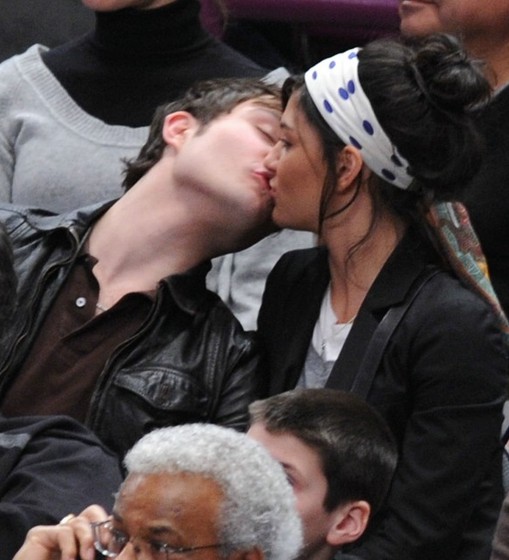 Jessica (Vanessa) y Ed (Chuck) son pareja en la realidad. Ed-westwick-jessica-szohr-kissing-14