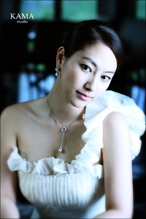 shin-ae-beautiful-in-studio-wedding-dress-photo-shoot Shin-ae-90602001