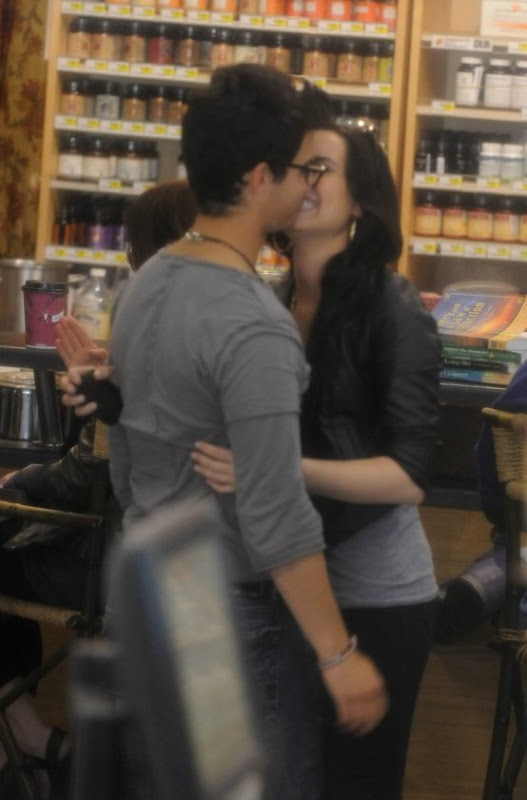 Joe y Demi besos y caricias. Joe-jonas-demi-lovato-giggly-grocery-12