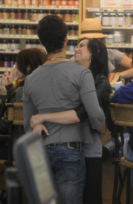 Joe y Demi besos y caricias. Joe-jonas-demi-lovato-giggly-grocery-20