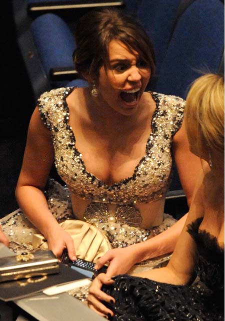 صوره مايلي وهي صغيره Miley-cyrus-angry-at-oscar-awards-2