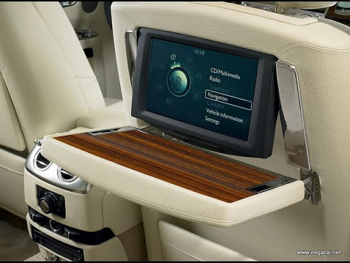 அசத்தலான ஆடம்பரக் கார் - Rolls Royce Ghost 2010 - Page 3 Image020