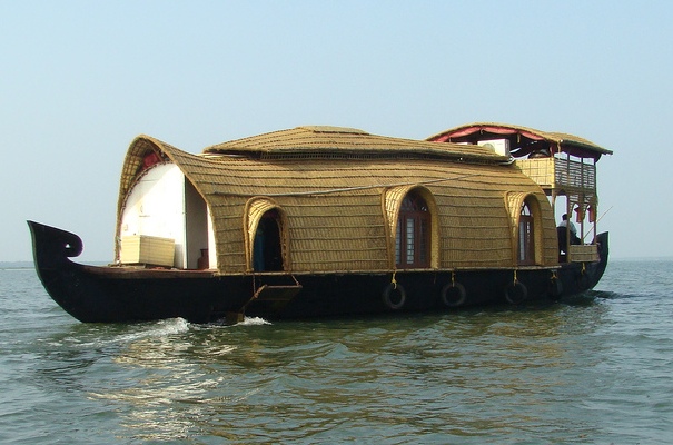 உறுதியான கட்டிடங்கள் சில.... - Page 3 1.%20Kerala%20House%20Boats