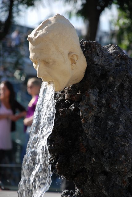  منحوتات غريبة حول العالم - Strange sculptures around the world 20-strange-sculptures-pI-vomiting-fountain