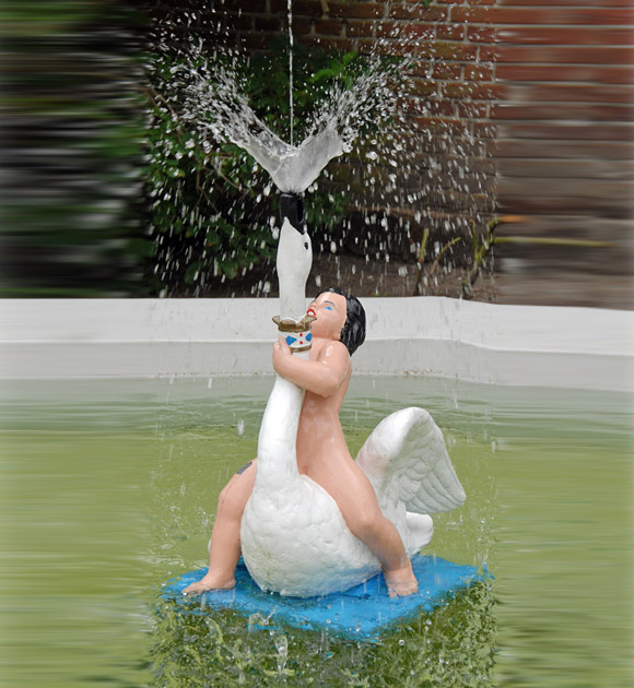 Čudne statue širom sveta - Page 3 12-odd-and-bizarre-fountains-child-and-the-swan