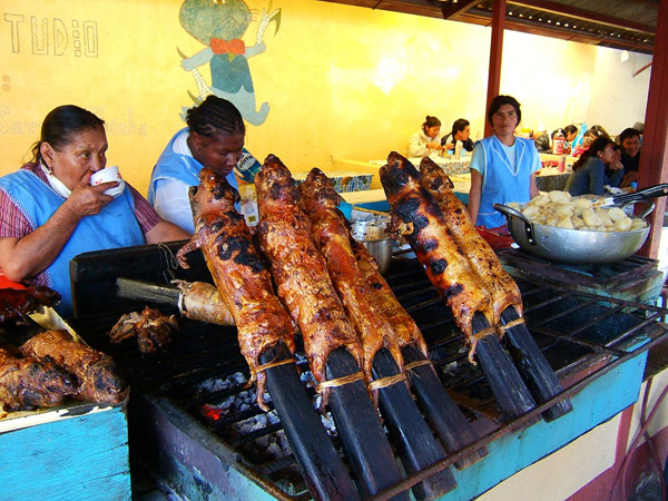 أغرب الأطعمة حول العالم .. Strange Meals of the World Roasted-Guinea-Pig-01