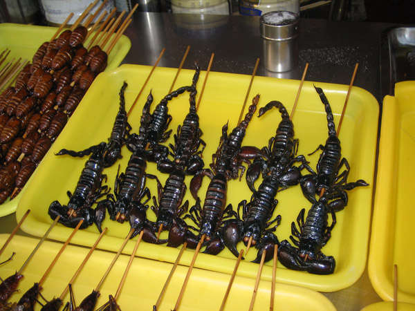 أغرب الأطعمة حول العالم .. Strange Meals of the World Deep-fried-Scorpions