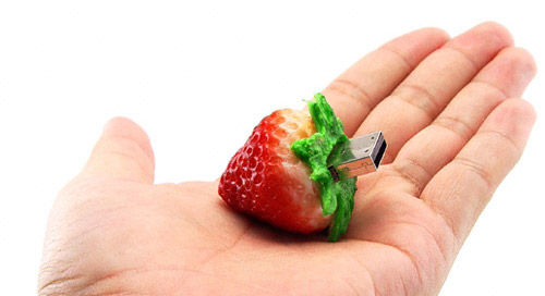 Clés USB très réel ! Realistic-usb-flash-drives-strawberry