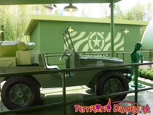 TOY SOLDIERS PARACHUTE DROP (WD STUDIOS) Toystory7