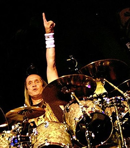 Feliz Cumpleaños n°57 Mr. McBrain!! 525px-Nicko_McBrain_%28Iron_Maiden%29_2007_thumb%5B2%5D